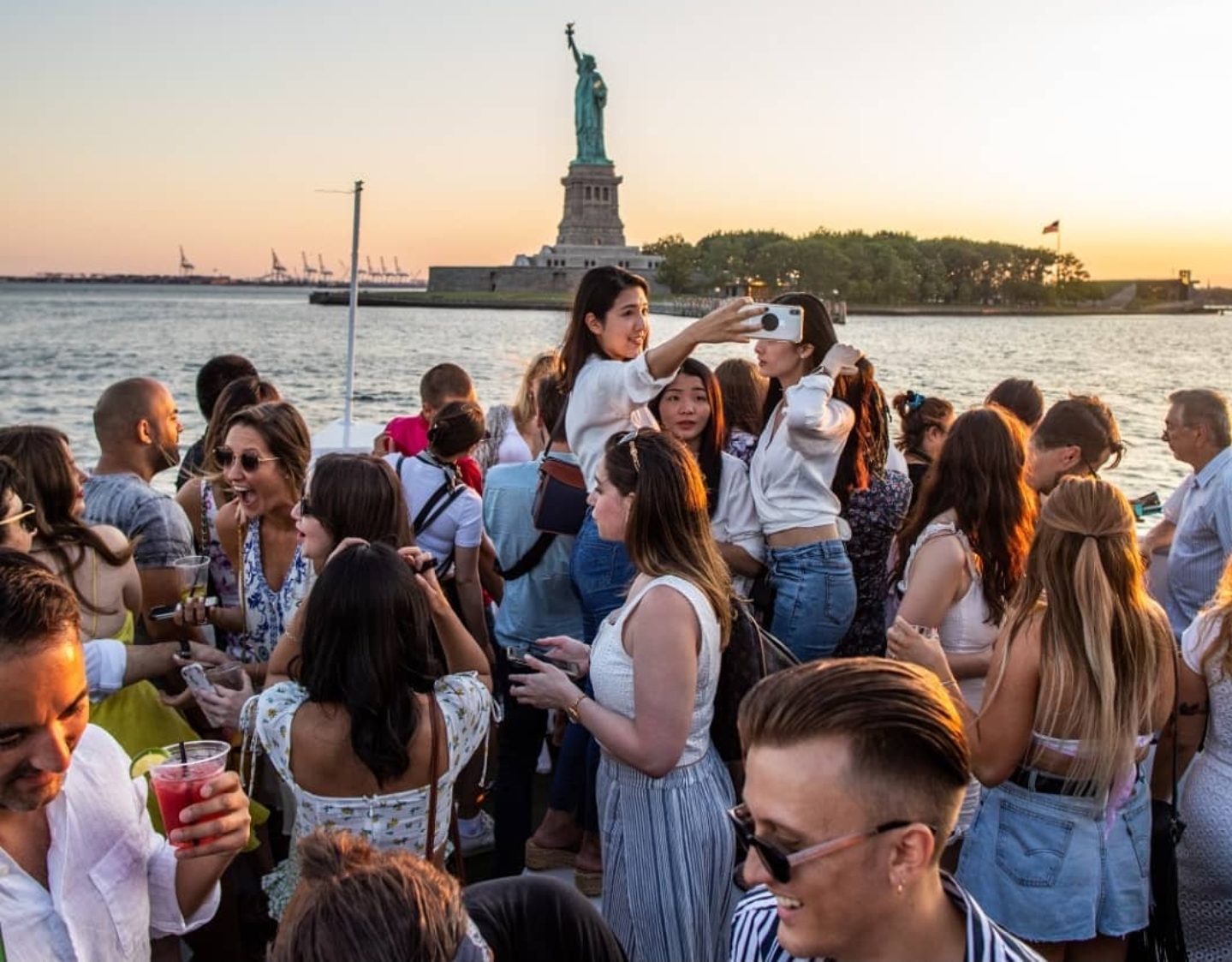 summer breeze nyc yacht party tour excursion