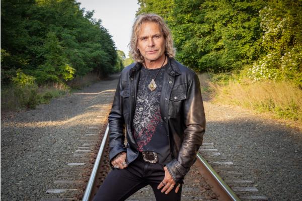 MIKE TRAMP-Lead singer of WHITE LION-ACOUSTIC SHOW: 